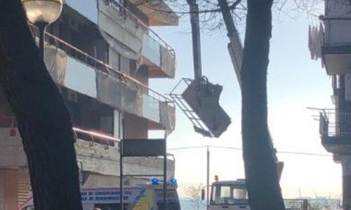 Cadono da cestello elevatore, morti 2 operai a Taranto